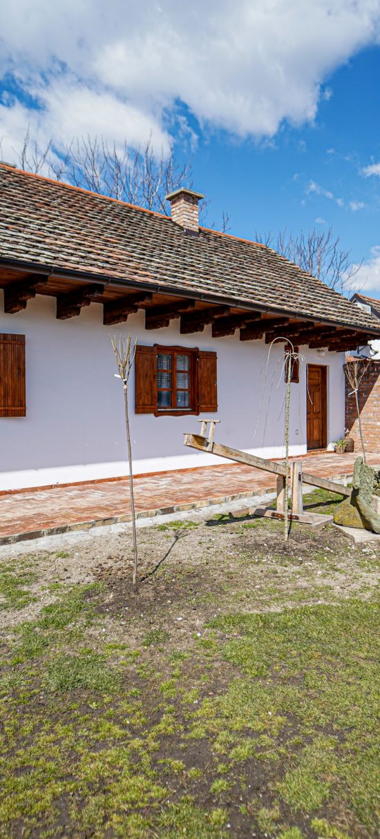 Sremski salaš Isailovi — bela kuća sa crepnim krovom i prostranim dvorištem