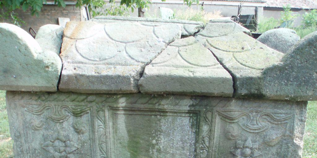 Zvezdani sarkofag — poklopac Poklopac u obliku krova sa ljuspastim ornamentom koji imitira crep