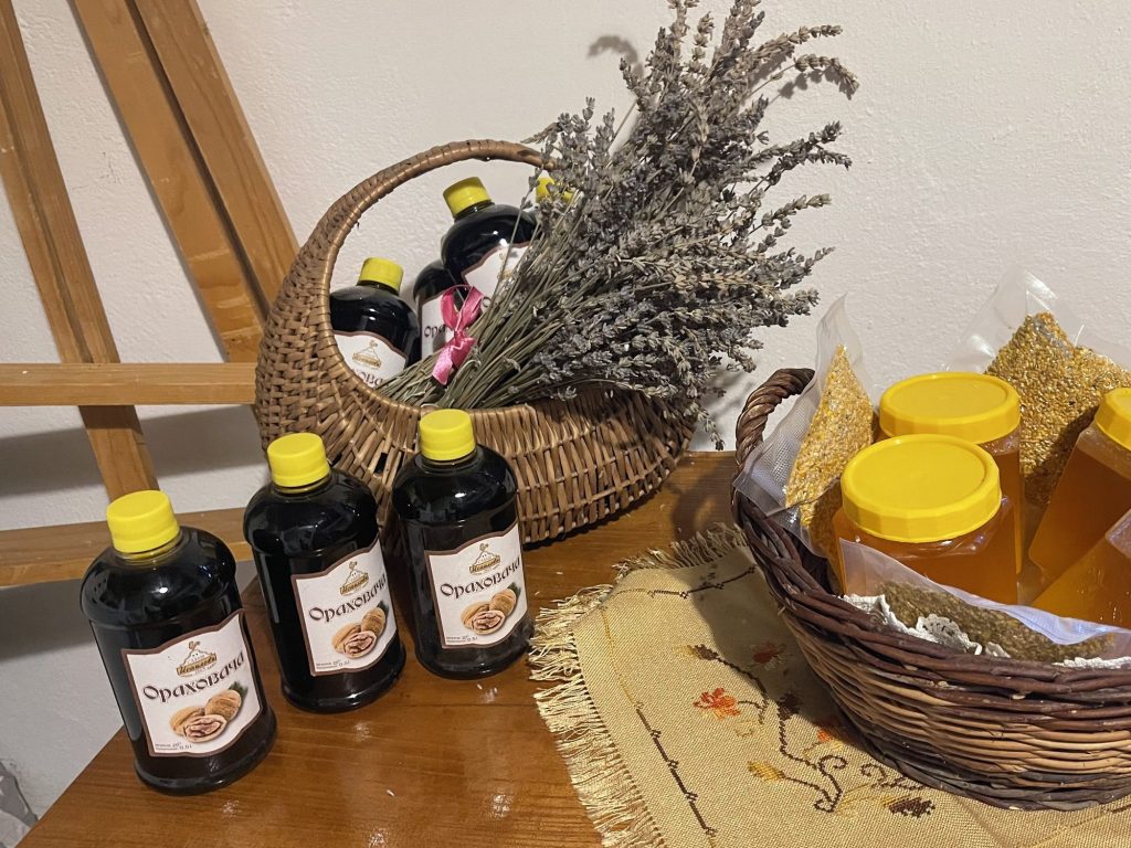 Orahovača sa etiketom salaša, tegle meda, kesice polena i buket lavande u pletenoj korpi